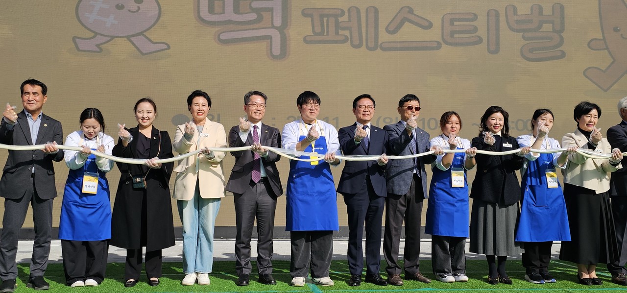 가래떡으로 마음을 잇다…‘제1회 쌀 맛나는 천안삼거리 떡 페스티벌’ 성황 대표이미지